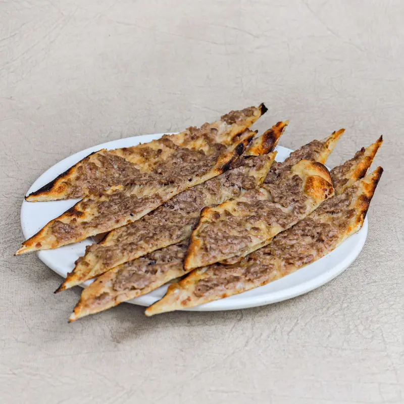 Sade kıymalı pide dilimlenmiş halde