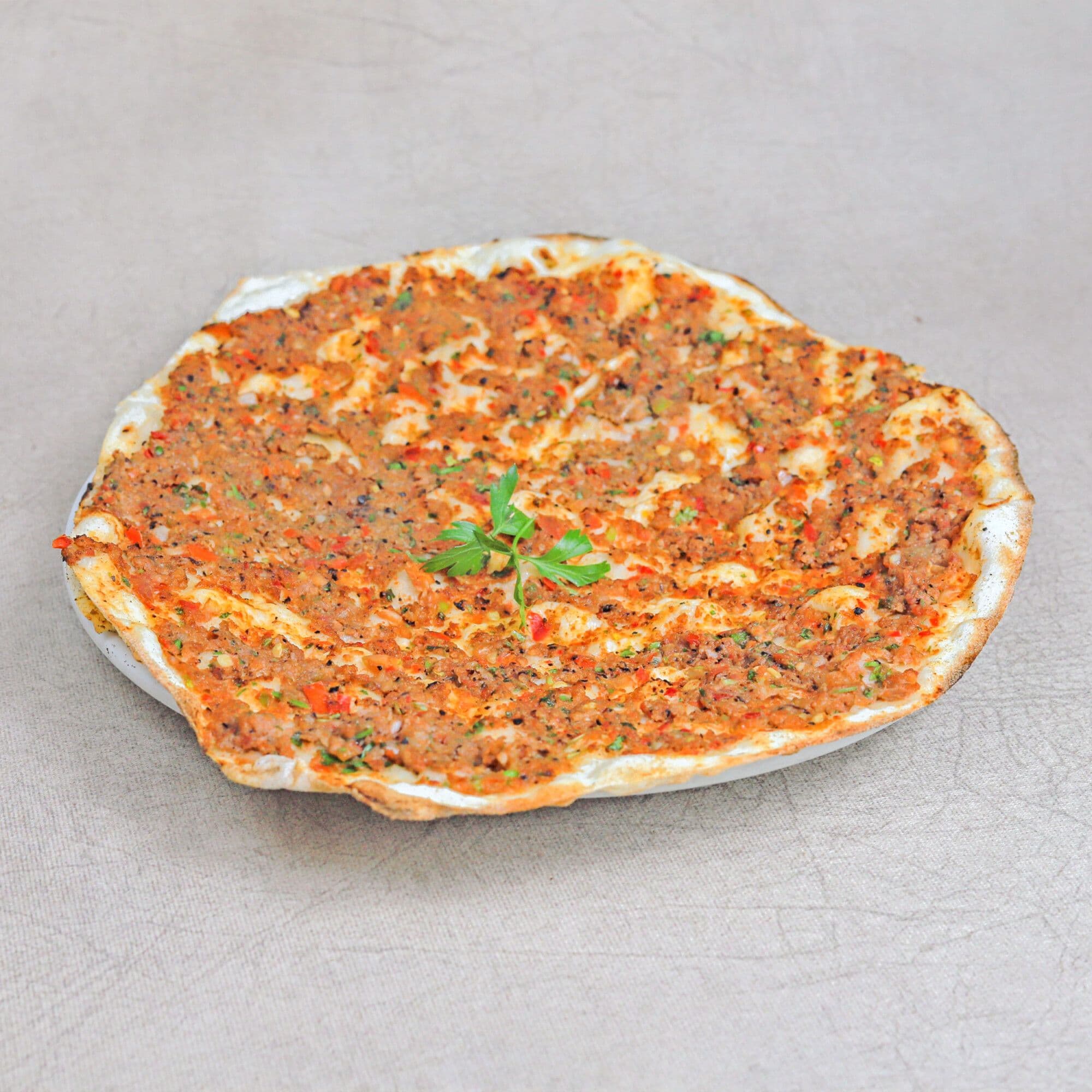 Lahmacun, maydanoz ile