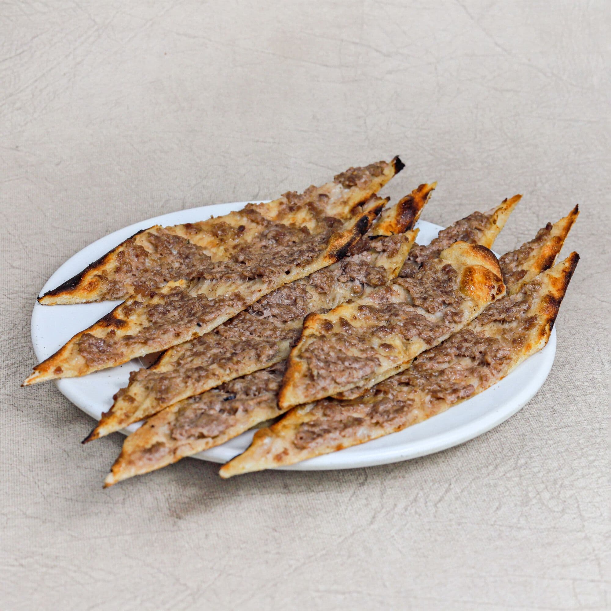 Sade kıymalı pide dilimlenmiş halde