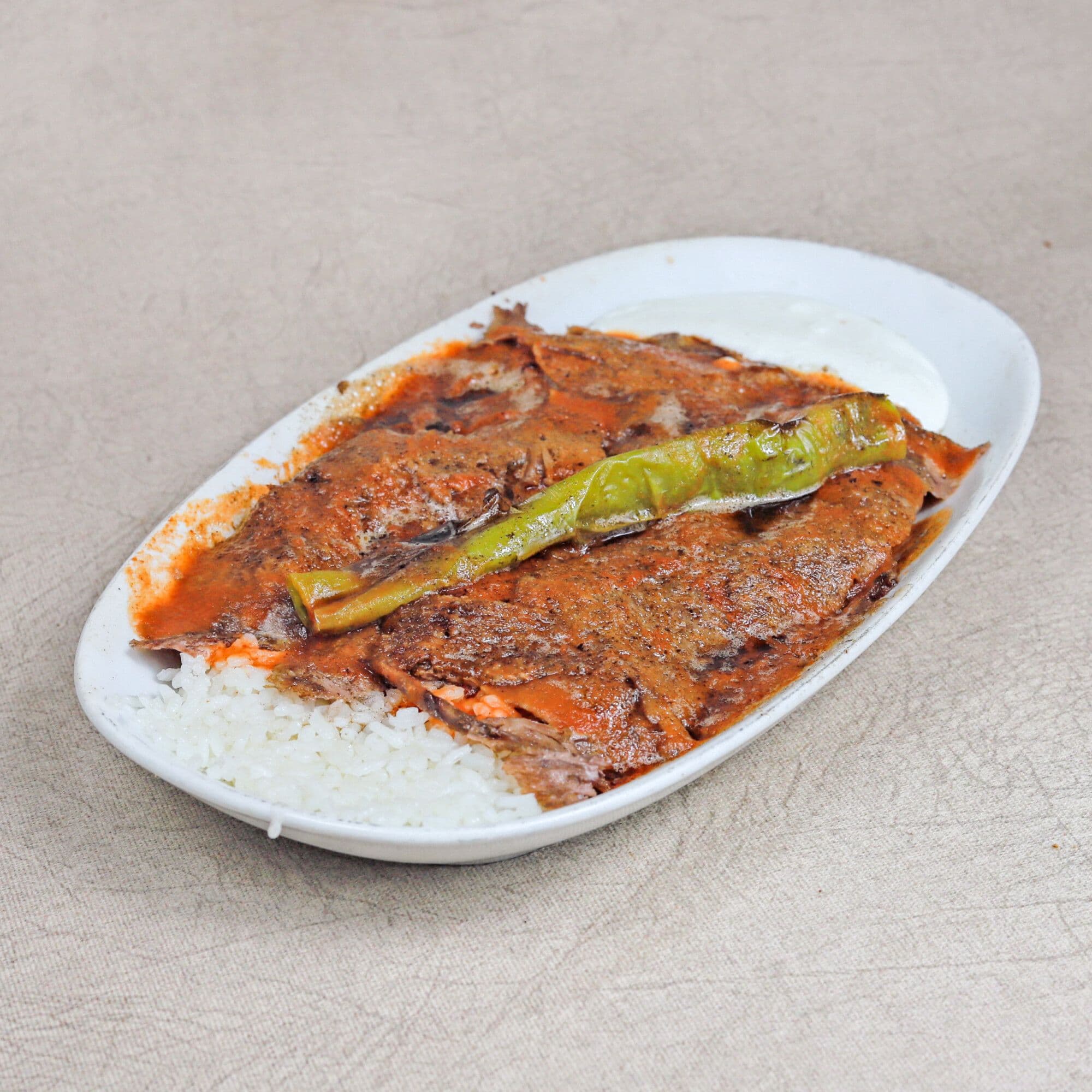 İskender tabağı, domates ve biber ile